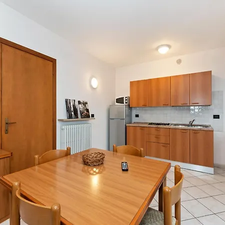 Near The Lake, Shared Swimming Pool Holiday home