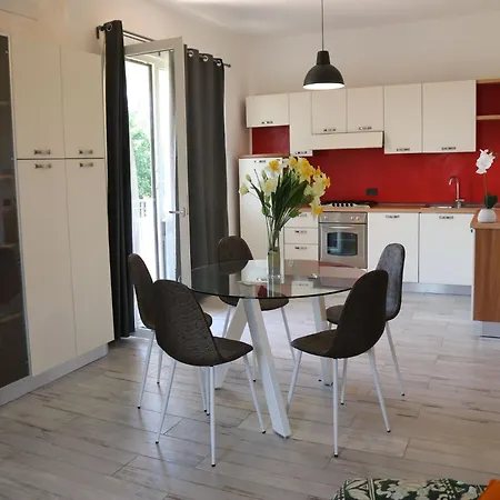 Near The Lake, Shared Swimming Pool Holiday home