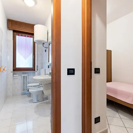 Near The Lake, Shared Swimming Pool Holiday home