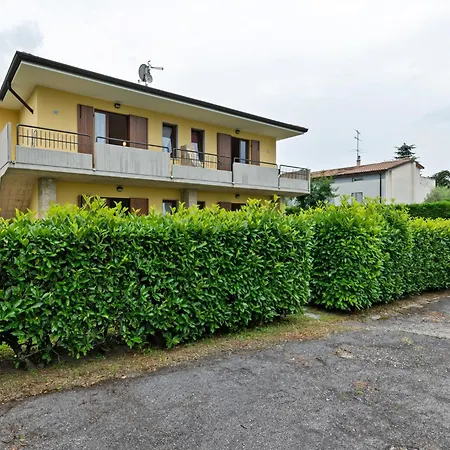 Near The Lake, Shared Swimming Pool Holiday home *