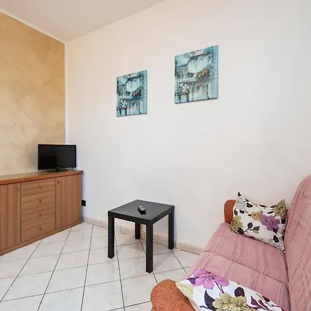 Near The Lake, Shared Swimming Pool Holiday home *
