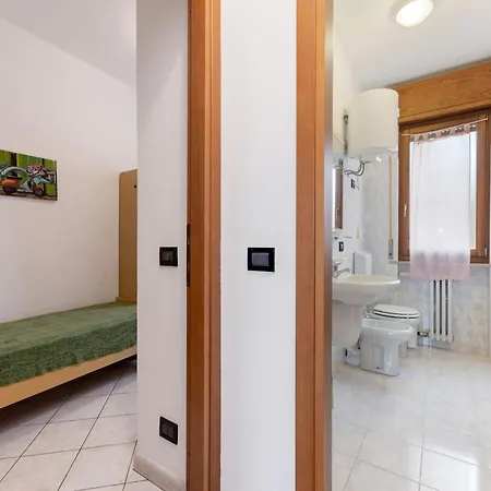 Near The Lake, Shared Swimming Pool Holiday home