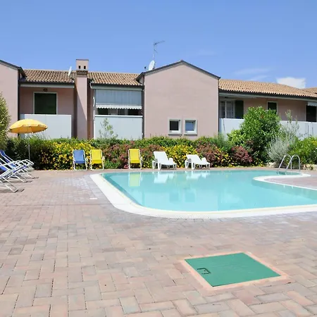 Near The Lake, Shared Swimming Pool Holiday home *