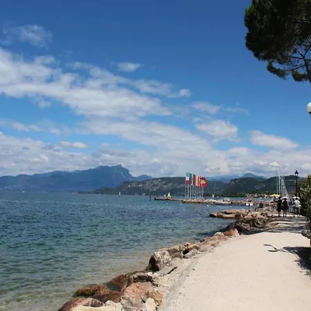 Near The Lake, Shared Swimming Pool Holiday home