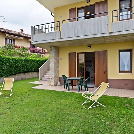 Near The Lake, Shared Swimming Pool Holiday home *