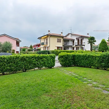 Near The Lake, Shared Swimming Pool Holiday home
