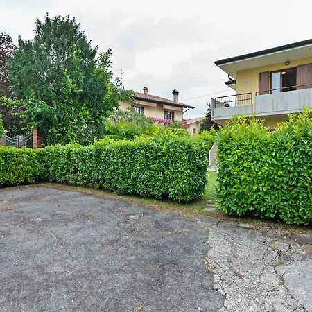 Near The Lake, Shared Swimming Pool Holiday home